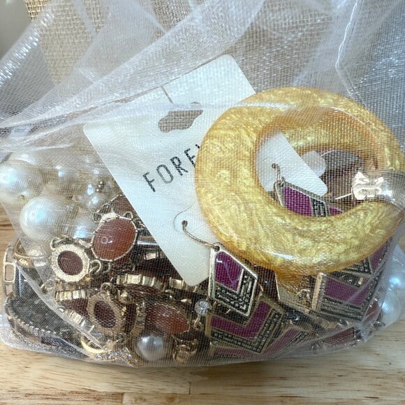 Gold Tone Wearable Statement Jewelry & Hair Clip Lot 1lb Assorted Styles - Picture 6 of 7